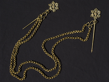 Rozetiniai smeigtukai, sujungti dviguba grandinėle iš Pavirvytės, XIIa. 